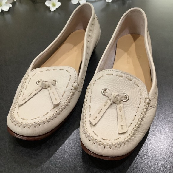 Cole Haan Pebbled Leather Mini Heel Moccasins Bow Grommet Contrast Stitch Bone - Picture 4 of 13